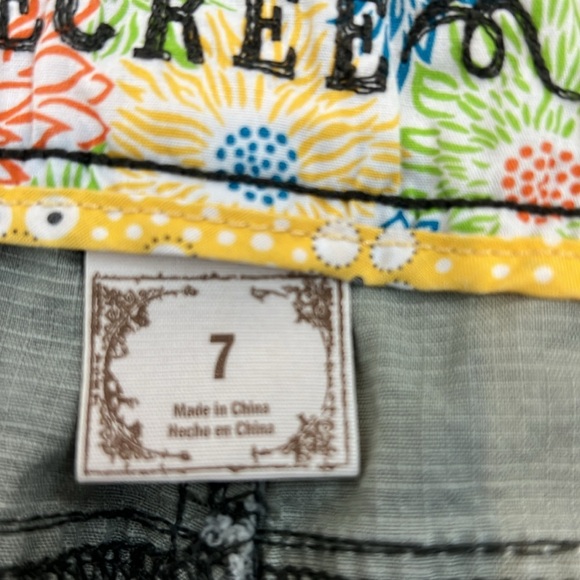 Decree Women's Olive Patterned Cargo Shorts size 7. - Picture 5 of 6